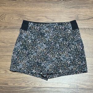 Athleta Patterned Zip Pocket Shorts Size 6 Black Gray Athleisure Hiking